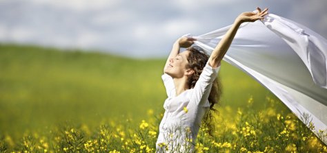 woman-yello-grass-happy-850x400